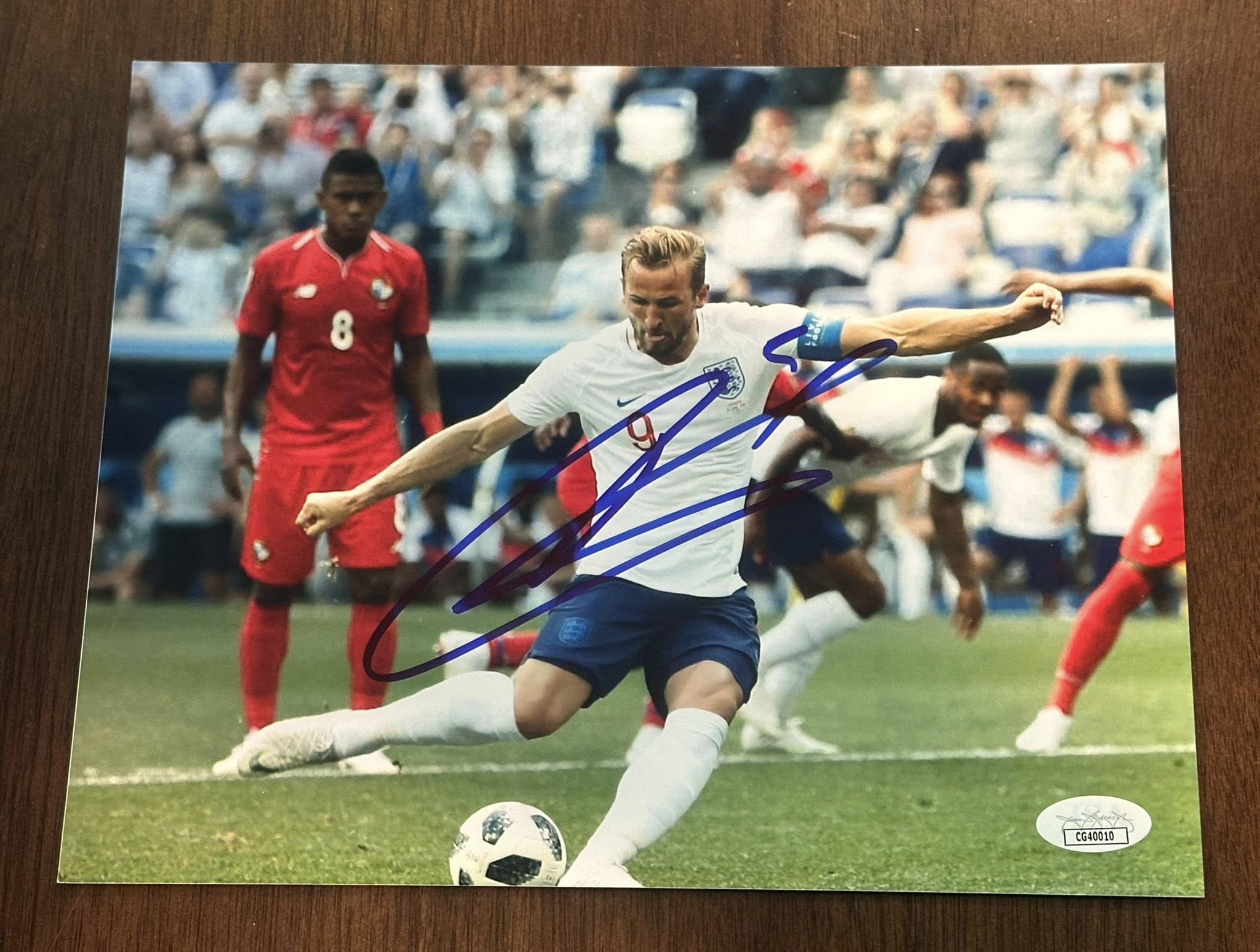 Harry Kane Autographed 8x10 Photo England-Right Off The Field
