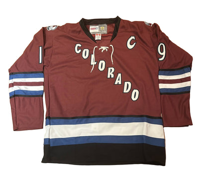 Joe Sakic Autographed Colorado Avalanche Jersey "HOF 12" Inscription Beckett-Right Off The Field