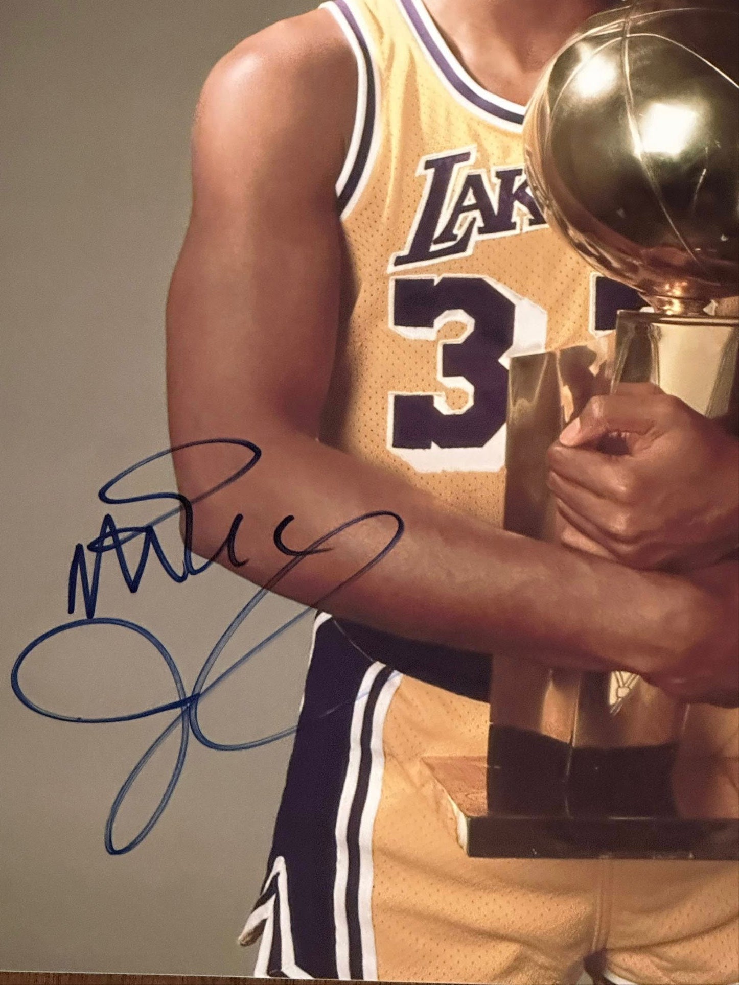 Magic Johnson Los Angeles Lakers Autographed 11x14 Photo JSA COA-Right Off The Field